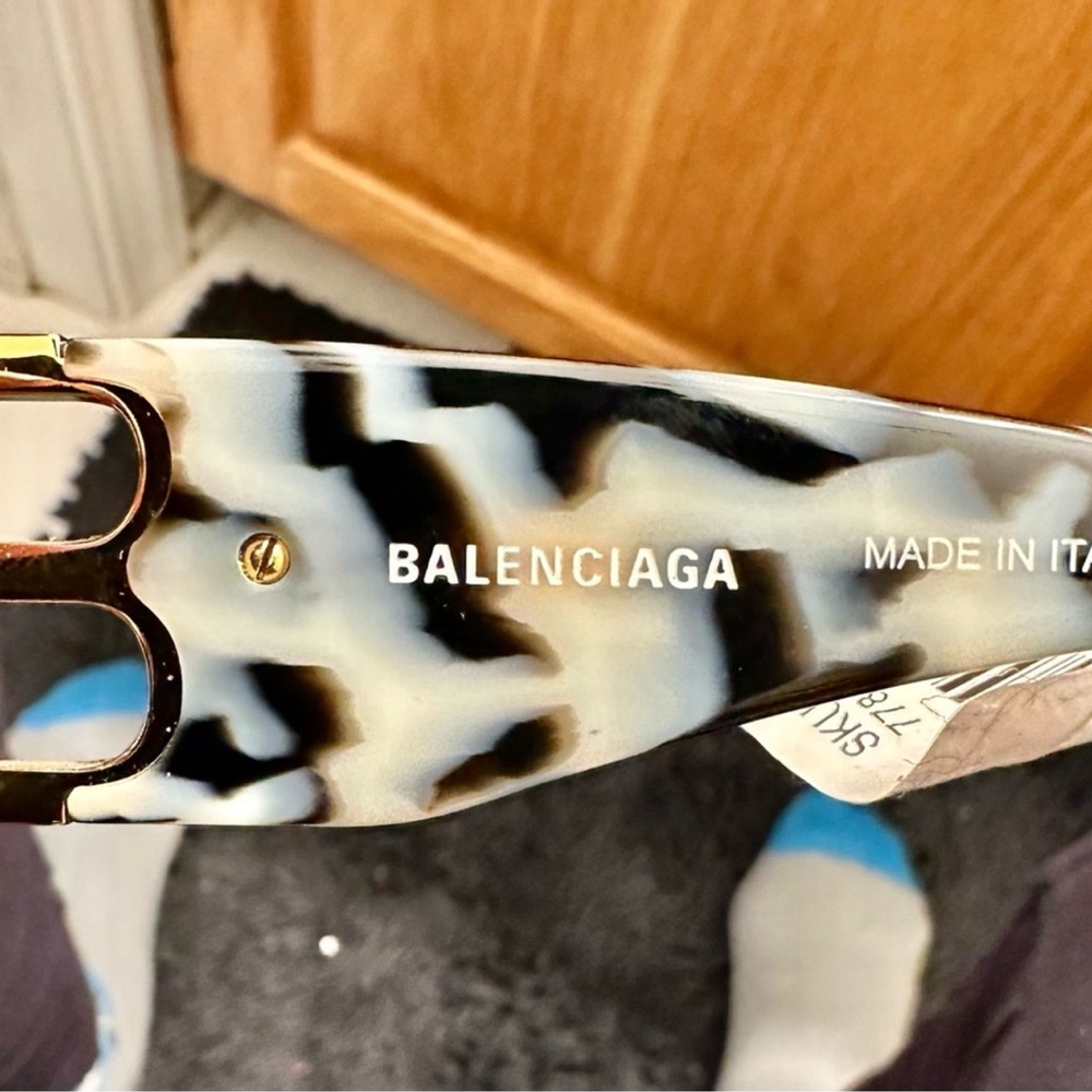 Balenciaga sunglasses new with case and box last pair spend $300 free scarf - Picture 5 of 10
